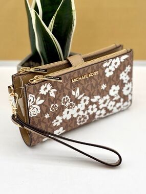 MICHAEL KORS Jet Set Travel Large Printed Signature Logo Wristlet Wallet Camel